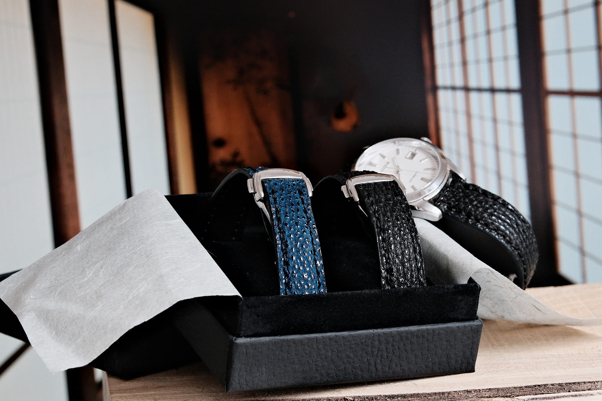 bracelet de montre en cuir de boeuf de kobe dans une boite, dans une maison traditionnel japonaise